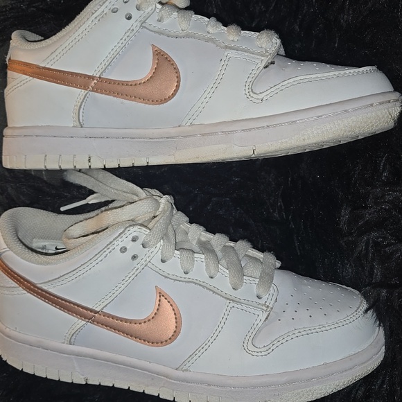 Dunk Low Grade School "White Metallic Red Bronze" - Picture 4 of 5